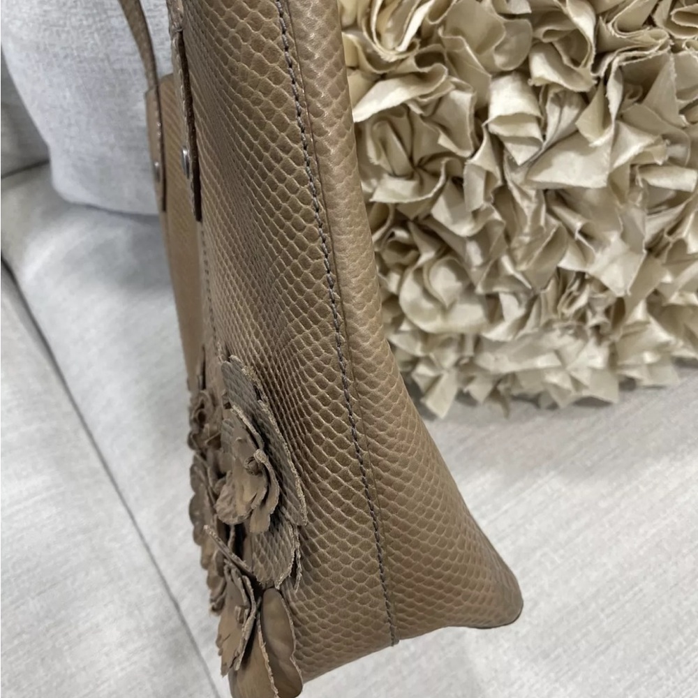 🤍🩶Frye Melissa 3D Floral Snake Embossed Leather Tote $498 - Picture 8 of 16